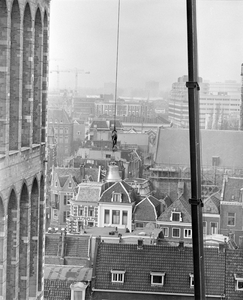 884817 Afbeelding van het optakelen van één van de zeven nieuwe luidklokken voor de Domtoren (Domplein) te Utrecht, ter ...